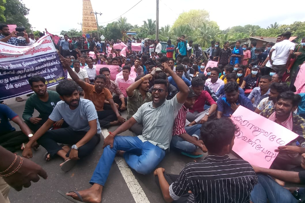 யாழில் காணியுரிமை கோரி பல்கலைக்கழக மாணவர்கள் ஆர்ப்பாட்டம் (Video) | Protest For Land Claims In The North