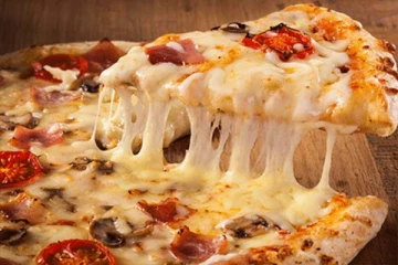 பீட்சாவில் சேர்க்கப்படும் பொருள் இவ்வளவு ஆபத்தா?  பீட்சா அடிமைளே இந்த அதிர்ச்சி பதிவு உங்களுக்கே!