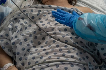 සැක සහිත තරුණයන් දෙදෙනෙකු රෝහල් ගත කළ දැරියක් මිය යයි.