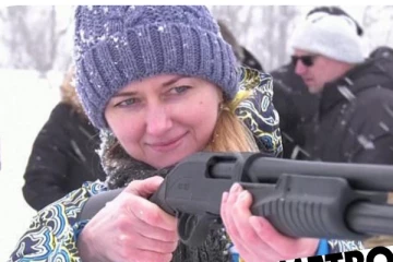 ரஷ்ய படைகளுக்கு எதிராக துப்பாக்கி தூக்கிய உக்ரைன் பெண்: போருக்கு தயாராகும் பொதுமக்கள்!