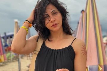 மடோனா செபஸ்டியன் மாடர்ன் உடையில் பீச் போட்டோஷூட்