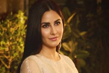 மாடர்ன் உடை, புடவையில் இரண்டிலும் கலக்கும் நடிகை கத்ரீனா கைப் போட்டோஸ்