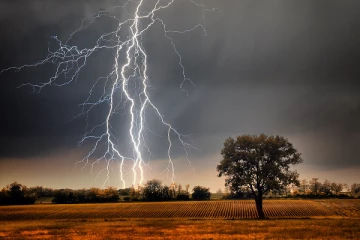 திருகோணமலையில் மின்னல் தாக்கியதில் இருவருக்கு நேர்ந்த கதி!