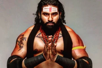 நெற்றியில் பட்டையுடன் WWE-யில் களம் இறங்கிய இந்தியர்!