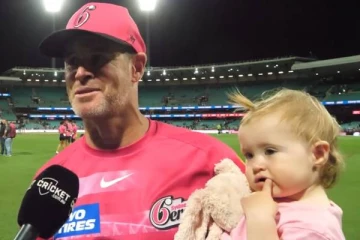 அப்பாவை பார்த்ததும் ஆடுகளத்தில் ஓடிவந்த குழந்தை! இடுப்பில் தூக்கி வைத்துக்கொண்டு பேசிய வீரர்..நெகிழ்ச்சி வீடியோ