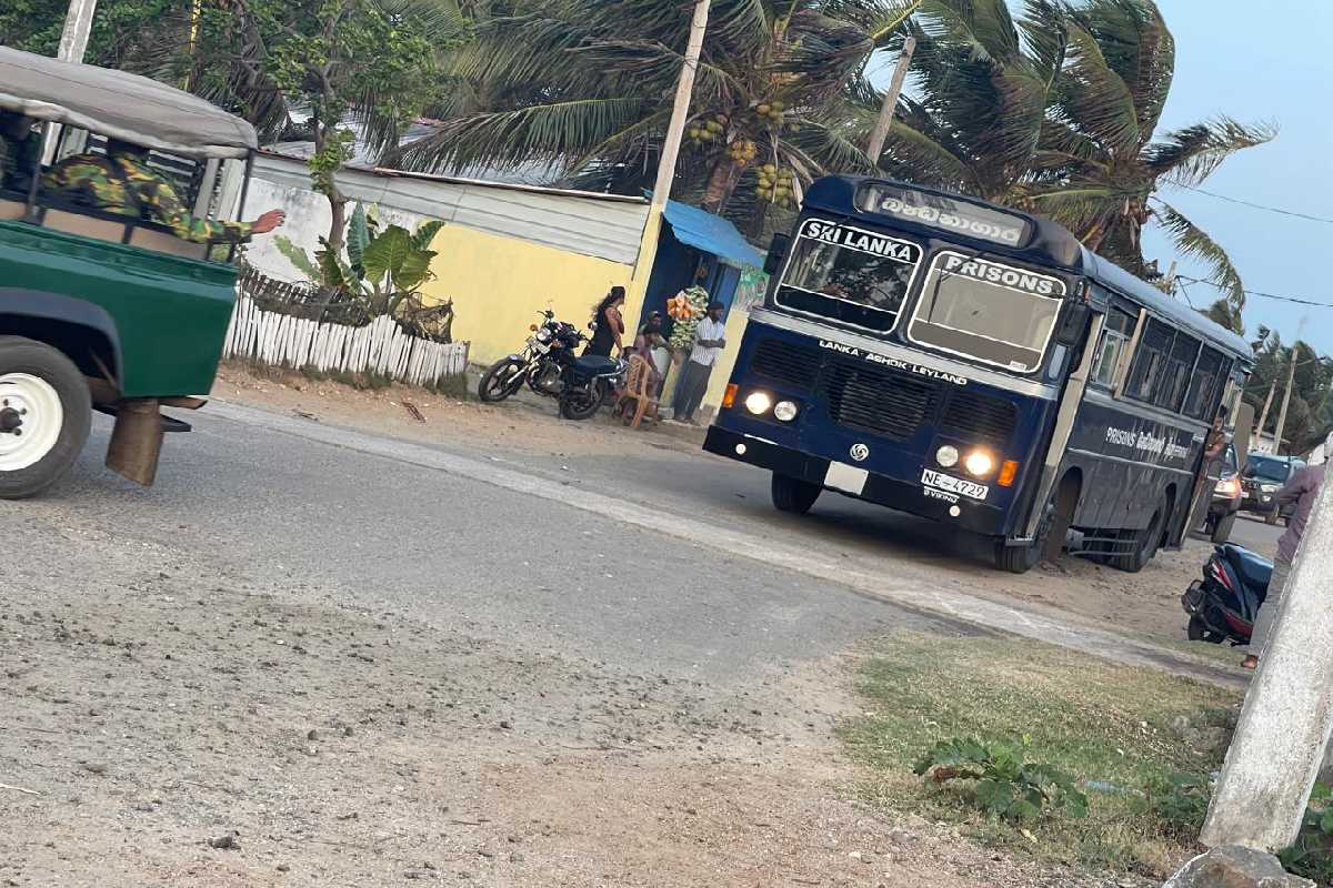 சிறை காவலர்களின் தலைகள் மீது பெரிய கற்களால் தாக்கிய கைதிகள் : வெளிவரும் திடுக்கிடும் தகவல் | More Details Revealed About The Prison Clash