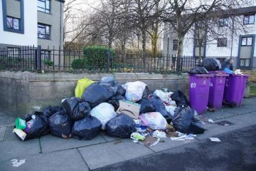 பிரித்தானியா முழுவதும் குவியும் குப்பைகள்: ஊழியர்கள் தட்டுப்பாட்டால் கடும் அவதி