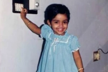 இந்த புகைப்படத்தில் உள்ள நடிகை யார் என்று தெரியுமா? தெரிஞ்சா ஷாக் ஆகிடுவீங்க