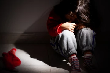 நீதிமன்ற சுற்றுவட்டாரத்தில் சிறுமிக்கு வயோதிபரால் நேர்ந்த துயரம்