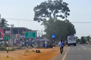 முச்சக்கர வண்டி மற்றும் மோட்டார் சைக்கிள்களுக்கான ஸ்டிக்கர் ஒட்டும் பணி