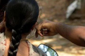 வீதியில் சென்றுகொண்டிருந்த பெண் அரச உத்தியோகத்தருக்கு காத்திருந்த அதிர்ச்சி