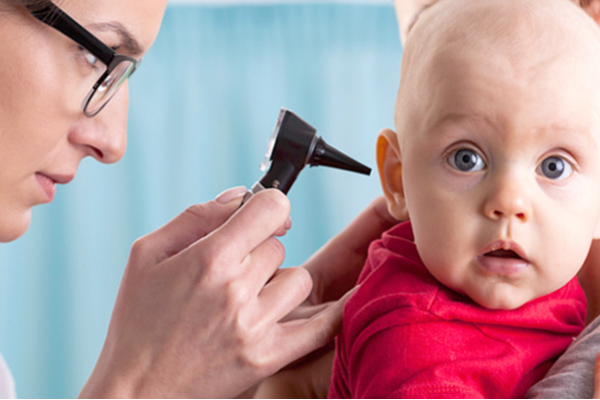 காதில் பட்ஸ் வைத்து சுத்தம் செய்பவரா நீங்கள்? இனி அந்த தவறை செய்திடாதீங்க | Ear Infection Symptoms In Tamil