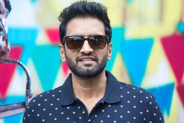 இடையில் படு ஒல்லியாக காணப்பட்ட நடிகர் சந்தானமா இது?- லேட்டஸ்ட் சூப்பரான லுக்