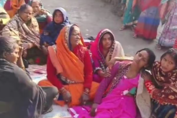 ஒரே குடும்பத்தில் அடுத்தடுத்து மூன்று பிள்ளைகள் மர்ம மரணம்: விசாரணை துவக்கம் | 3 Childrens Died In 48 Hours Same Family In Up ஒரே குடும்பத்தில் அடுத்தடுத்து மூன்று பிள்ளைகள் மர்ம மரணம்: விசாரணை துவக்கம் | 3 Childrens Died In 48 Hours Same Family In Up