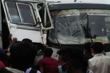 இன்று பிற்பகல் தனியார் பேருந்தும் பாடசாலை பேருந்தும் மோதி  கோர விபத்து;  6 பேருக்கு நேர்ந்த கதி