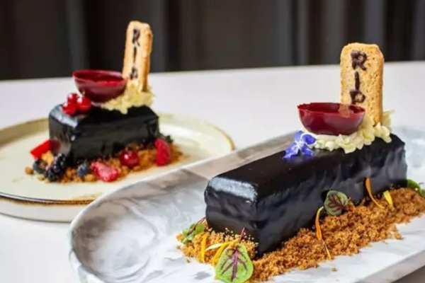 கல்லறை, சவப்பெட்டி வடிவில் திகிலூட்டும் உணவு வகைகள்; ஏன் தெரியுமா! | Dubai Halloween Foods Shape Graves And Coffins கல்லறை, சவப்பெட்டி வடிவில் திகிலூட்டும் உணவு வகைகள்; ஏன் தெரியுமா! | Dubai Halloween Foods Shape Graves And Coffins