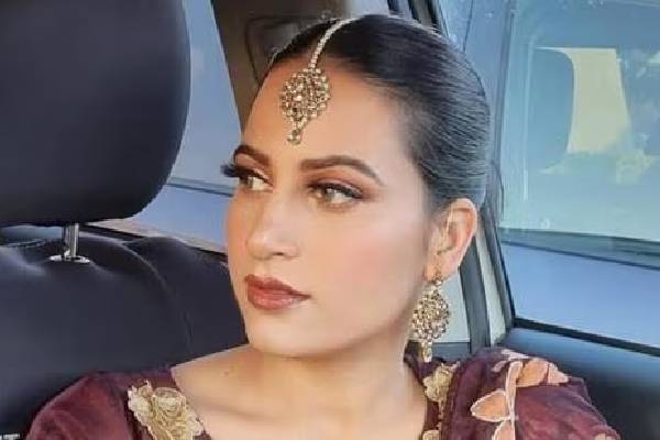 வழிமறித்த கொள்ளையர்கள்... துணிச்சலாக செயல்பட்ட இளம்பெண்ணுக்கு குவியும் பாராட்டுக்கள் | Punjabi Women Pulls Out Sword To Scare Robbers