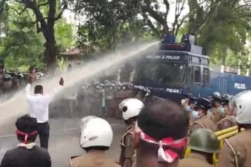 பேராதனை பல்கலை மாணவர்கள் மீது கண்ணீர் புகைக்குண்டு தாக்குதல் நடத்திய பொலிஸார்!