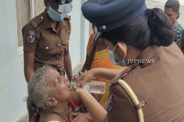 கிளிநொச்சியில் பலரையும் ஈர்த்த பொலிஸாரின் மனிதாபிமானம்! | The Humanity Of The Police In Kilinochchi