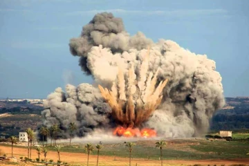 ஆப்கானிஸ்தானில் அமெரிக்கா வீசிய உலகின் மிகவும் சக்திவாய்ந்த MOAB குண்டு