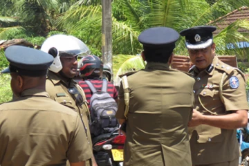மோட்டார் சைக்கி​ளிற்கு வழிவிட்ட லொறிக்கு நேர்ந்த விபரீதம்