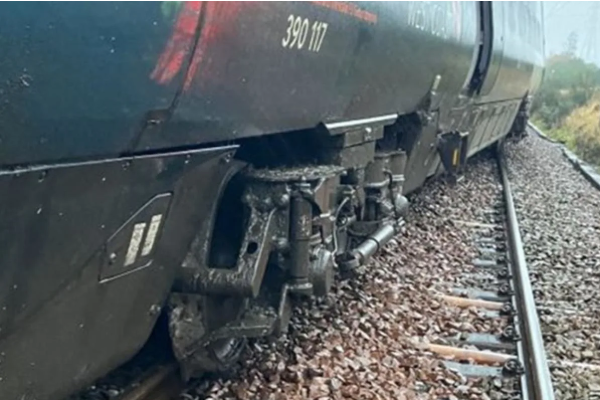 இங்கிலாந்தில் தடம்புரண்ட ரயில்: மக்களுக்கு ஒரு எச்சரிக்கை | Uk Warns Travel Alert Due Cumbria Train Derailment