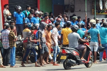 மட்டக்களப்பில் பொதுமக்களுக்கு முன்னுரிமை வழங்கி எரிபொருள் விநியோகம்(Photo)