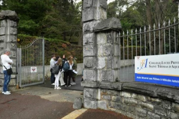 පාසල් සිසුවෙකුගේ බිහිසුණු ප්‍රහාරයකින් ගුරුවරියක් ජිවිතක්ෂයට..!