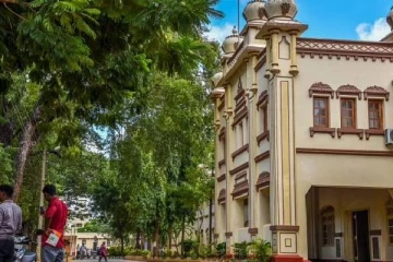 யாழ் பல்கலைக்கழக மாணவர்கள் மீது மது போத்தலால் தாக்குதல்