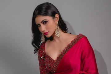 நாகினி மௌனி ராய் கடற்கரையில் எடுத்த நீச்சல் உடை போட்டோஸ்! வைரல் ஸ்டில்கள்