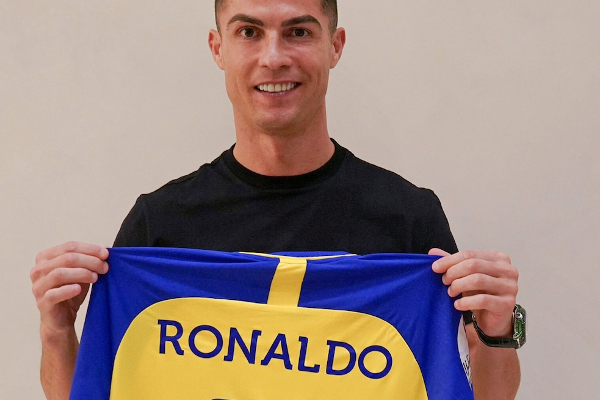 மெஸ்ஸி, எம்பபேயை பின்னுக்கு தள்ளி முதலிடத்தை பிடித்த ரொனால்டோ..! | Ronaldo Tops The List Of Highest Paid Footballers