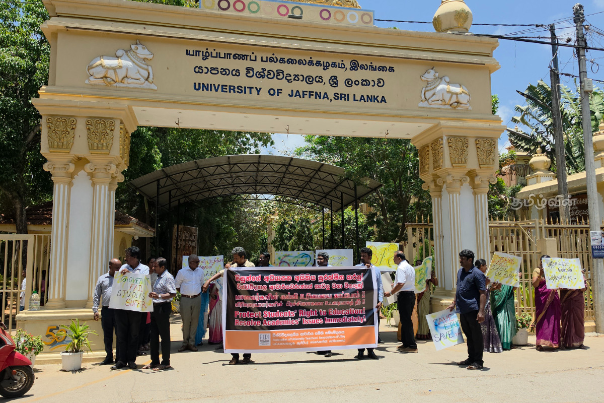 யாழ்.பல்கலைக்கழகத்தில் முன்னெடுக்கப்பட்ட அடையாள கவனயீர்ப்புப் போராட்டம் | Protest University Of Jaffna யாழ்.பல்கலைக்கழகத்தில் முன்னெடுக்கப்பட்ட அடையாள கவனயீர்ப்புப் போராட்டம் | Protest University Of Jaffna