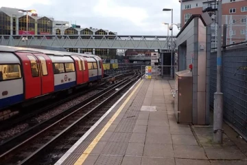 லண்டனில் ரயில் தண்டவாளத்தில் விழுந்த நபர்: அடுத்து நிகழ்ந்த பயங்கரம்