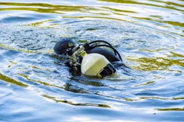 சுவிட்சர்லாந்தில் தண்ணீரில் விழுந்தவரைக் காப்பாற்றச் சென்ற பொலிசாருக்கு நேர்ந்த துயரம்