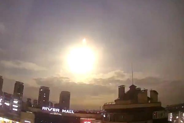 உக்ரைன் வானில் காணப்பட்ட மர்மம் வெளிச்சம்! | Mystery Seen In The Sky Of Ukraine Light