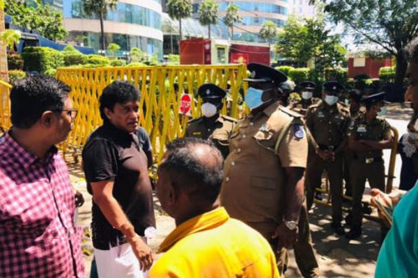 காலிமுகத்திடலில் தீடிரென களமிறங்கிய மனோ கணேசன்! | Galle Face Protest Street Ban Police Mano Ganesan