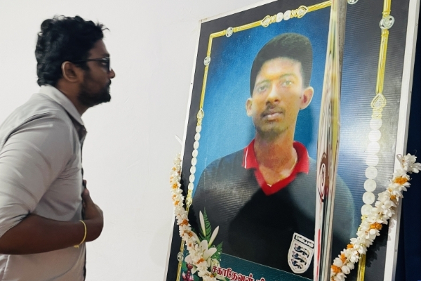 ஊடகவியலாளர் நிலக்சன் ஞாபகார்த்த தங்கப் பதக்கத்தைப் பெற்றுக்கொள்ளும் டிலக்ஸன் | Jaffna Uni Journalist Nilaksan Memorial Gold Medal