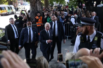 மன்னர் சார்லசின் பாதுகாவலர் வைத்திருக்கும் அந்த பொருள்: இணையத்தில் திடீரென வைரலாகியுள்ள விடயம்...