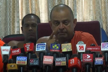 ශාසනයට අත තිබ්බොත් දහස් ගණන් ජනතාව පාරට බස්සනවා -ආණ්ඩුවේ 'සංඝ පාතාලය' ලේබල්වලට බය නෑ - උලපනේ සුමංගල හිමියන්ගෙන් සැර ප්‍රකාශයක්