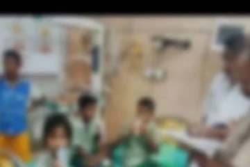 சத்து மாத்திரை என தூக்க மாத்திரையை சாப்பிட்ட பள்ளி மாணவர்கள்: மருத்துவமனையில் சிகிச்சை