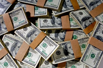 கிளிநொச்சியில் ஒரு மில்லியன் அமெரிக்க டொலருடன் சிக்கிய நபர்கள்!