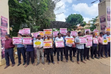 யாழ் பல்கலைக்கழக முன்றலில் கவனயீர்ப்பு போராட்டம் ( படங்கள்)