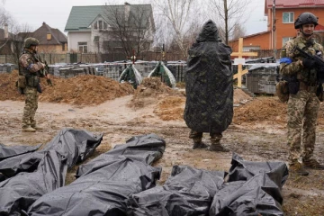 உக்ரைன் புச்சா நகர் படுகொலைகள்! பெண்கள் சடலங்களை தோண்டி எடுத்த தடயவியல் நிபுணர்கள் கண்ட காட்சி