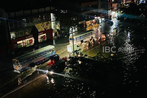 கொழும்பில் இடியுடன் கூடிய கன மழை: வெள்ளத்தில் மூழ்கிய வீதிகள்( படங்கள்) | Colombo Kandy Road Blocked Sri Lanka Flooding