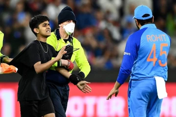 கண்ணீருடன் மைதானத்திற்குள் நுழைந்த ரோகித் சர்மாவின் ரசிகருக்கு ரூ.6.5 லட்சம் அபராதம்!