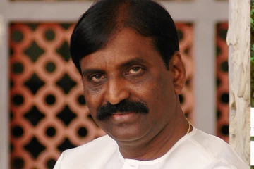 உங்க பேத்தி வயது பொண்ண இப்படியா சொல்றது?.. கொந்தளித்த நெட்டிசன்கள்!