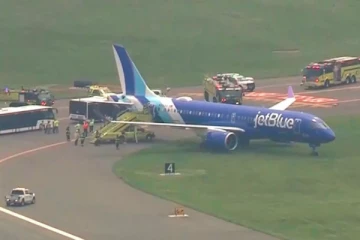 ஓடுபாதையை விட்டு விலகி புல்தரையில் சென்ற விமானம் ; அமெரிக்காவில் பரபரப்பு