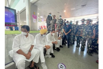 லக்னோ விமான நிலையத்தில் ராகுல் காந்தி தர்ணா போராட்டம் - கடும் சிரமத்திற்கு பிறகு லக்கிம்பூர் சென்றடைந்தார்