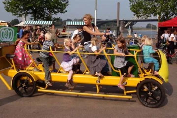 வெளிநாடுகளில் பள்ளிக் குழந்தைகள் எவ்வாறு செல்கின்றனர் தெரியுமா? பலரும் அறிந்திடாத காட்சி