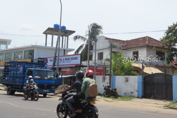 பிள்ளையான் குழுவின் அலுவலகமாக செயற்பட்ட பாரிய வீட்டில் சோதனை முன்னெடுப்பு | Raid Pillayan Group S Office